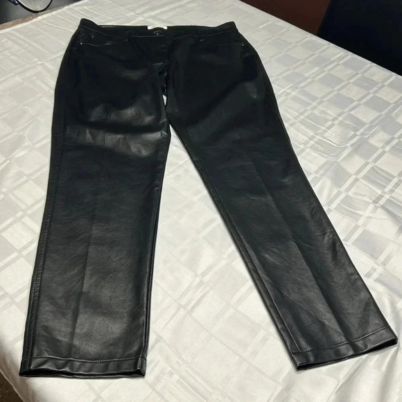 Y2K vtg black women pleather pants size 10 P.
Academia ,goth,biker,party - Picture 1 of 17